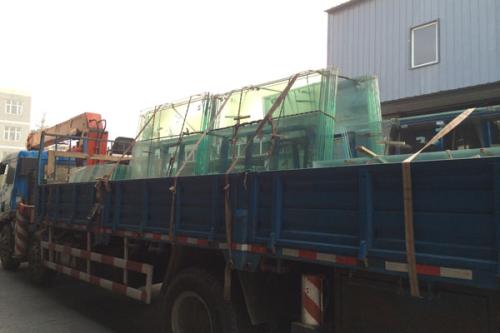 uploads/0517/1589698382181872678.jpg 钢化玻璃产品在包装运输的过程中需要注意哪些事项.jpg